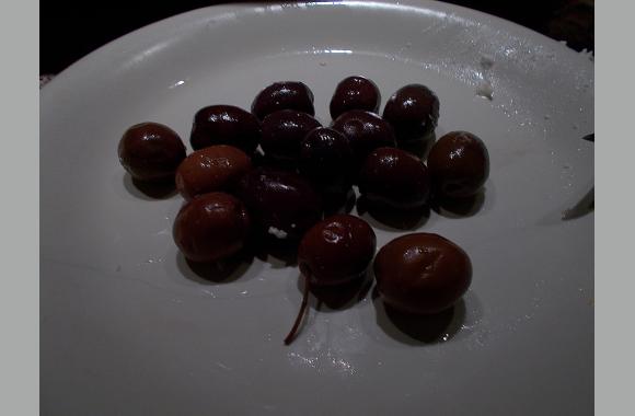 Kalamata-Oliven sind besonders große Oliven mit viel Fleischanteil. Kalamata ist auch die Stadt auf der Peleponnes.