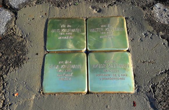 Vier Stolpersteine vor dem Haus Nr. 381 in Haindorf 