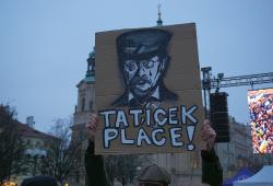 Das "Väterchen weint!" steht auf diesem Plakat. Eine Anspielung auf den von Tschechen verehrten Tomáš Garrigue Masaryk