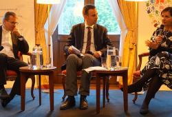 Katrin Göring-Eckardt und Mons. Tomáš Holub in der Deutschen Botschaft Prag (Foto: Kountouroyanis)