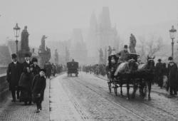 Straßenszene aus dem Film Stará Praha